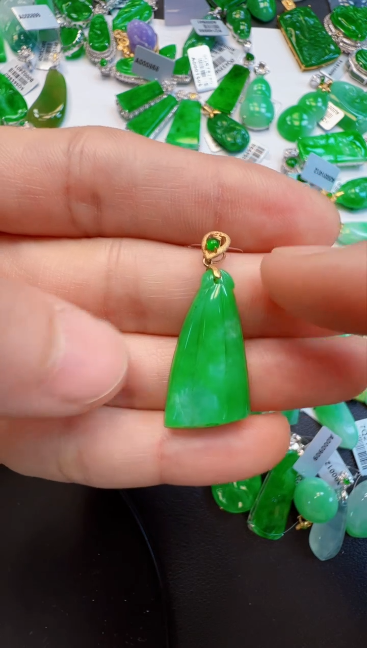 【闪购商品】翡翠吊坠(不含链)未镶嵌2500