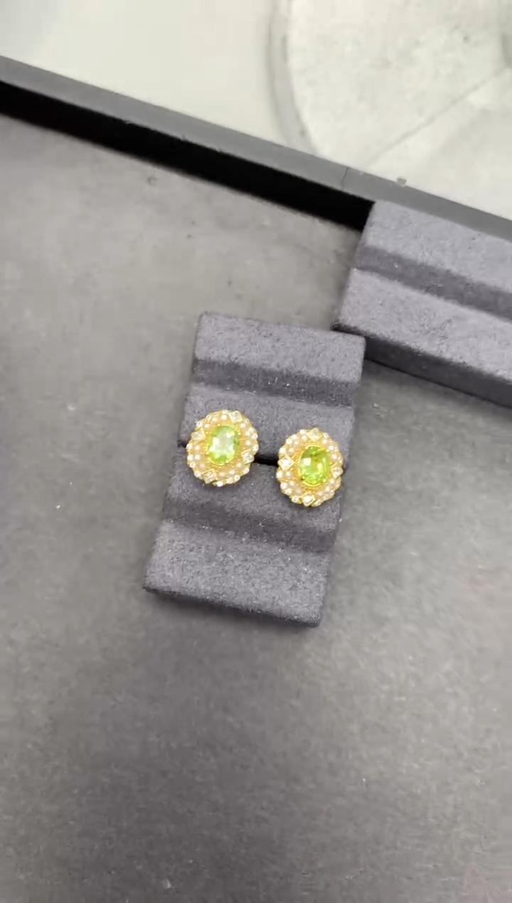 【闪购商品】橄榄石耳饰银S925镶嵌1.36克拉