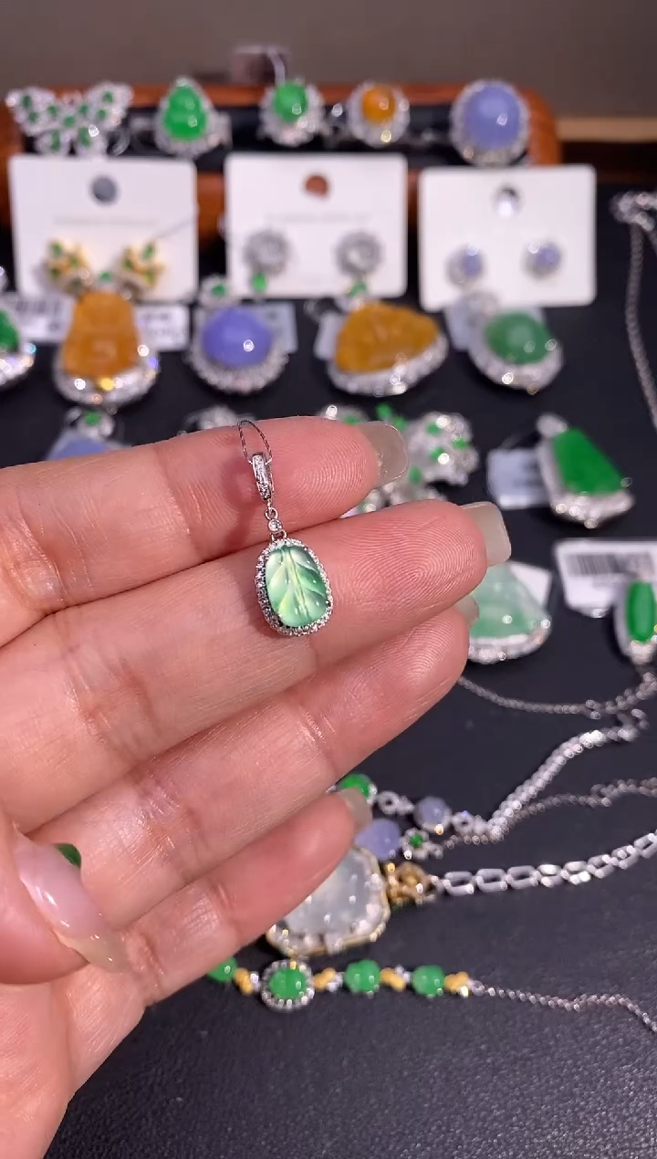 【闪购商品】翡翠颈饰18K金镶嵌吊坠