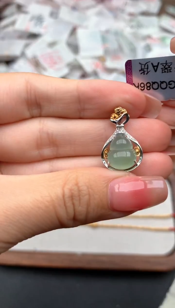 18K金镶嵌挂件翡翠一