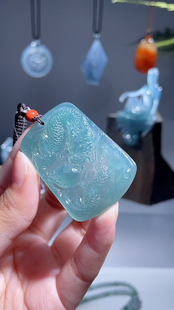 颈饰未镶嵌翡翠龙牌