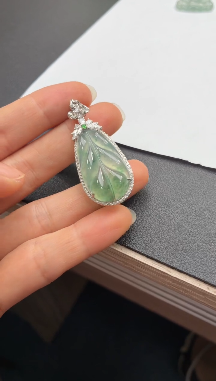颈饰18K金镶嵌翡翠天然翡翠A货