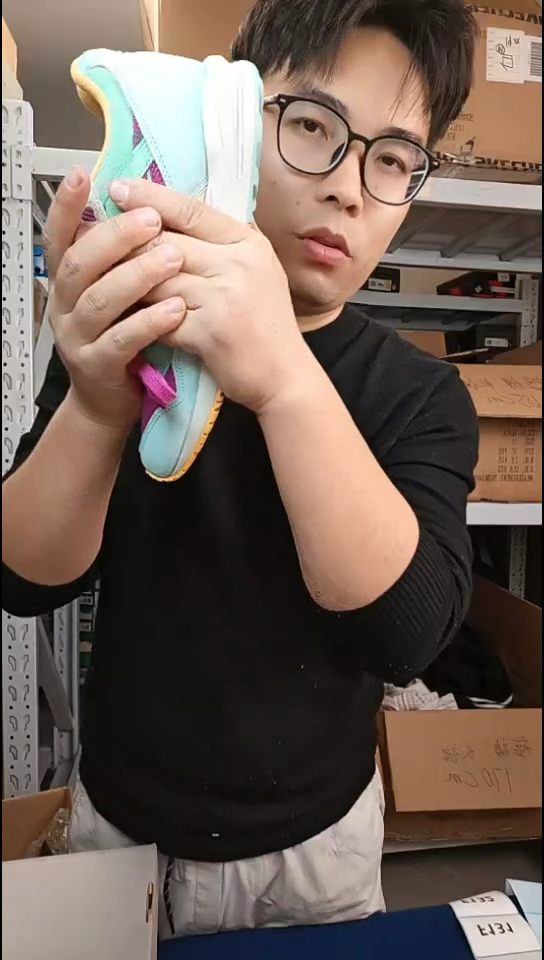 品牌潮服潮鞋清仓中，编号F 23   ,尺码39