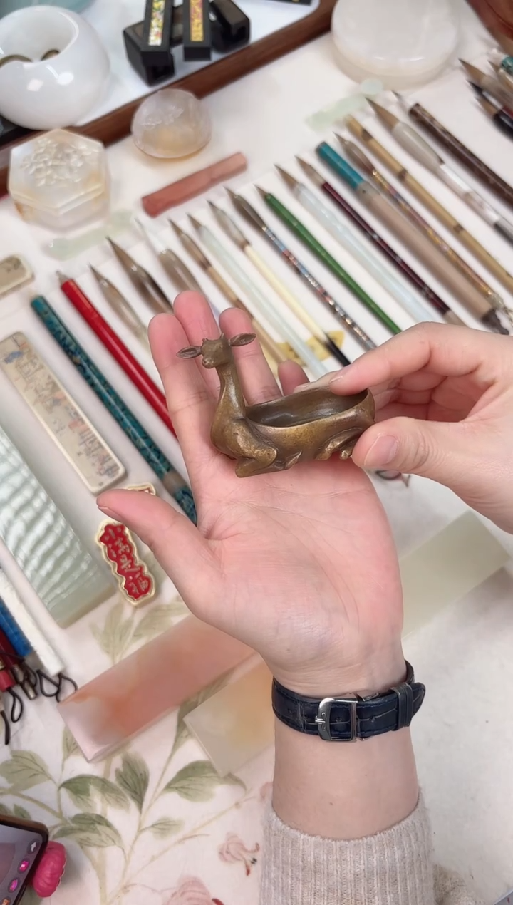 合三舍直播间无角鹿笔舔