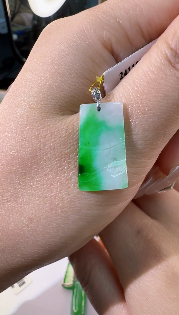 【闪购商品】翡翠吊坠(不含链)18K金镶嵌缅甸翡翠A货吊坠