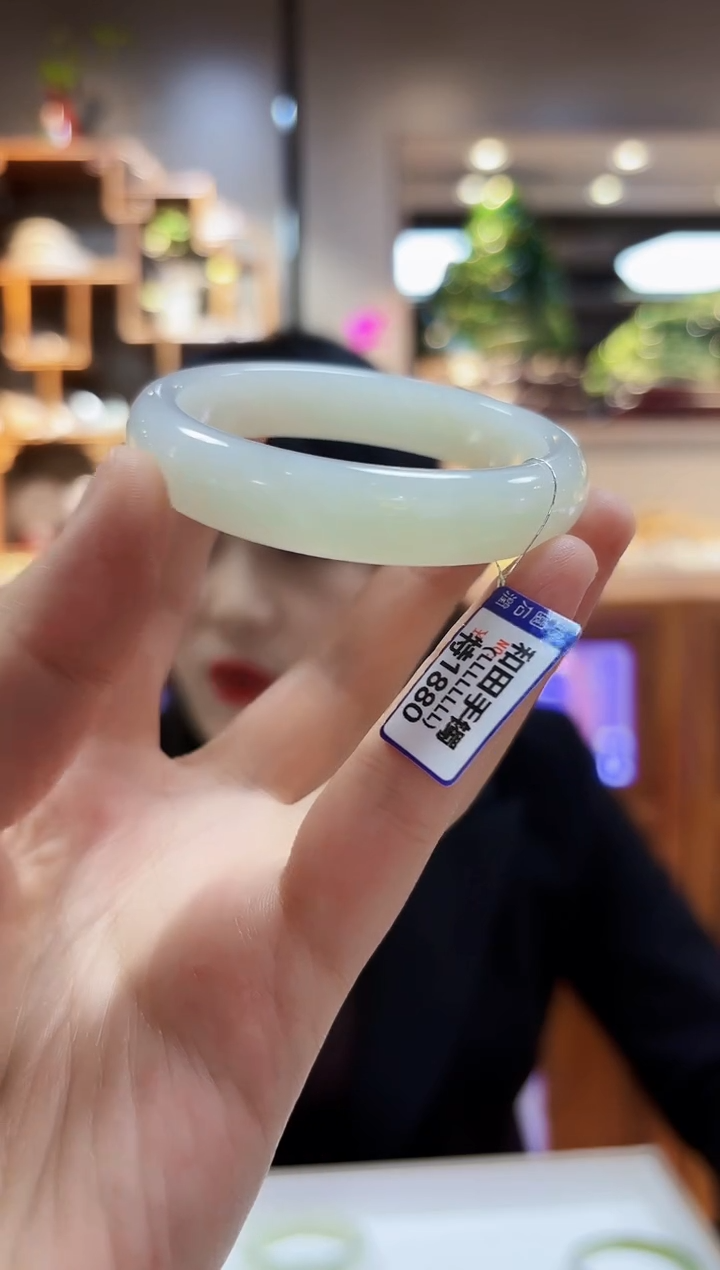 【闪购商品】和田玉手镯未镶嵌53微瑕