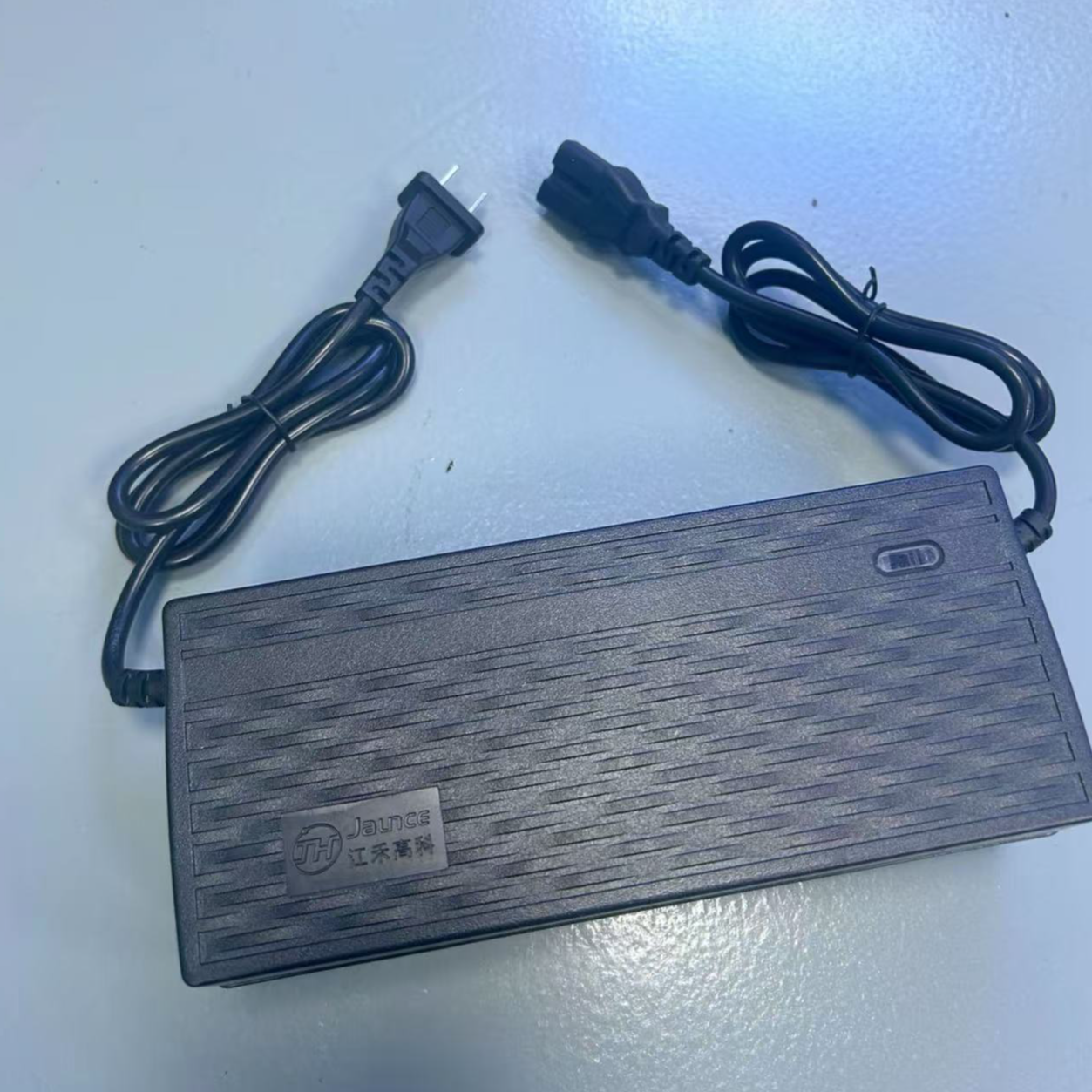 电摩和电轻摩用84V5A充电器
