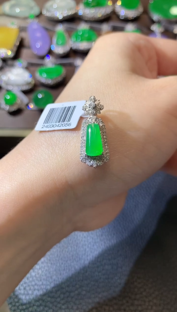 【闪购商品】翡翠吊坠(不含链)18K金镶嵌D6