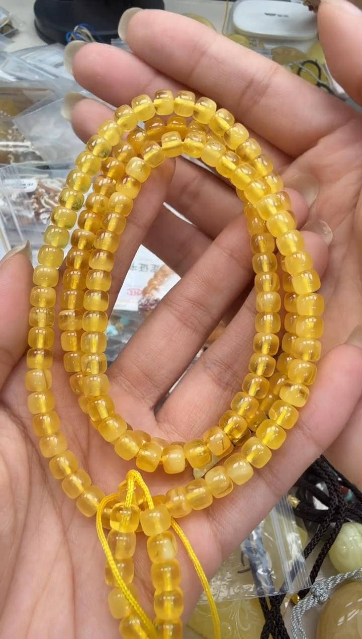未镶嵌琥珀裸石如图