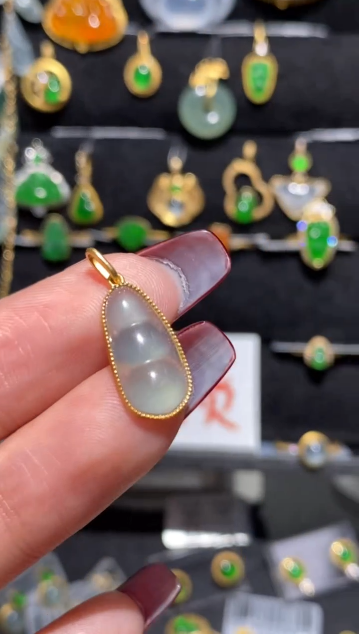 【闪购商品】翡翠颈饰18K金镶嵌吊坠