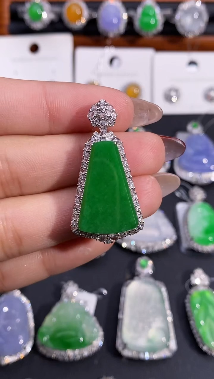 【闪购商品】翡翠颈饰18K金镶嵌吊坠