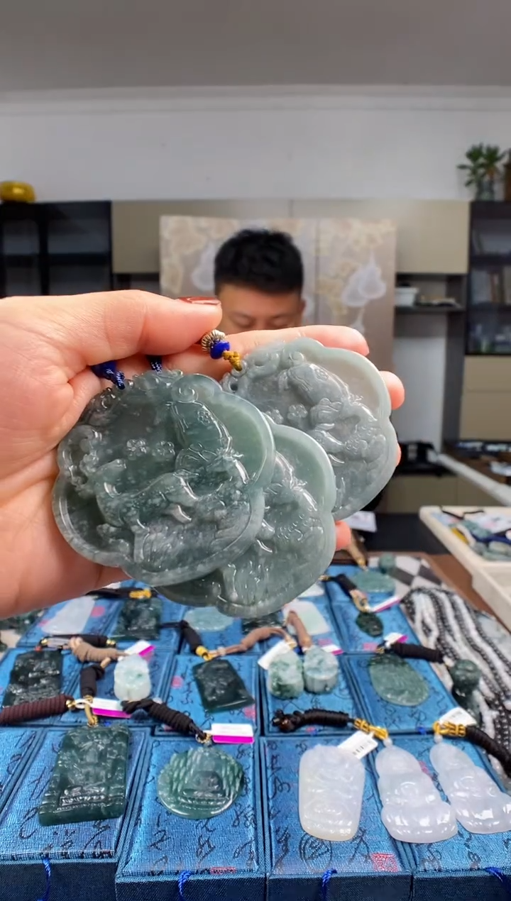 颈饰未镶嵌翡翠  多样性发其一