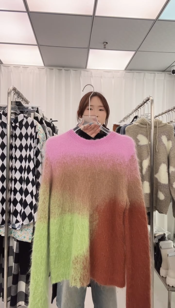 编号065   短句 毛衣   待开价500