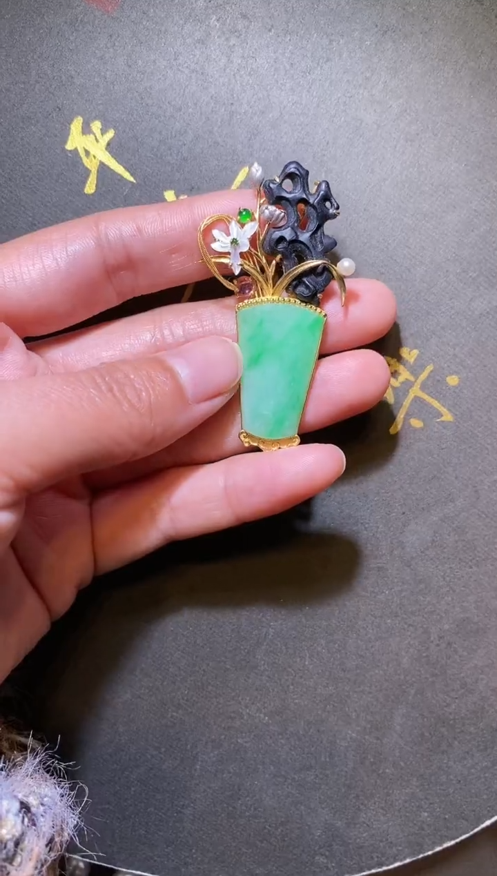 【闪购商品】翡翠颈饰18K金镶嵌翡翠无事牌新的