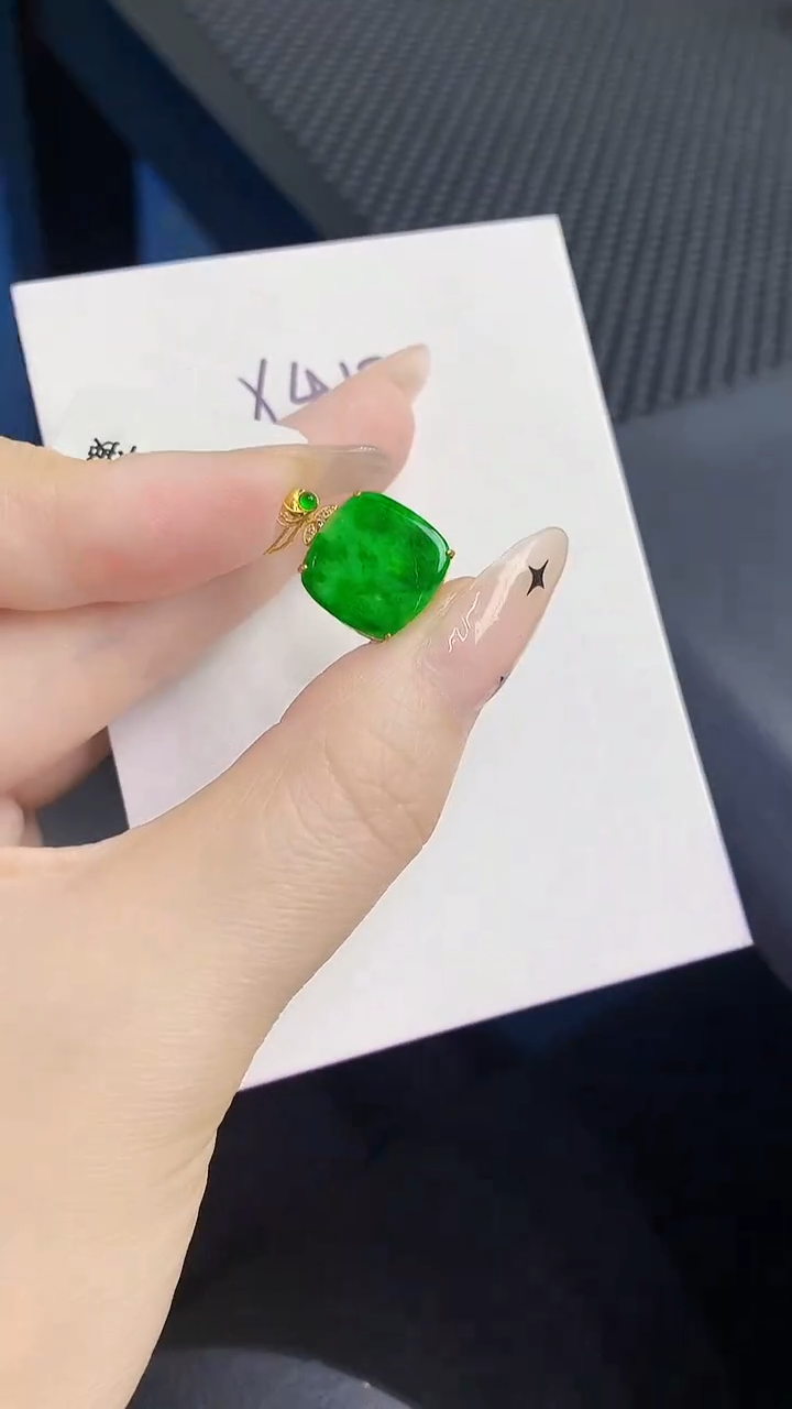 颈饰18K金镶嵌翡翠缅甸天然翡翠A货