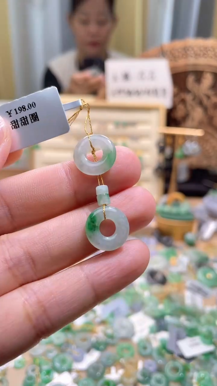 翡翠未镶嵌颈饰甜甜圈一对