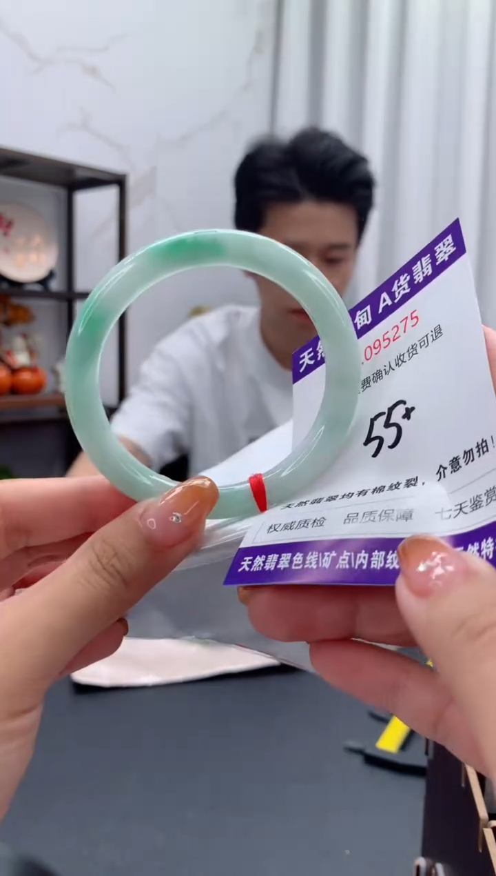 未镶嵌手镯翡翠有纹，完美者勿拍