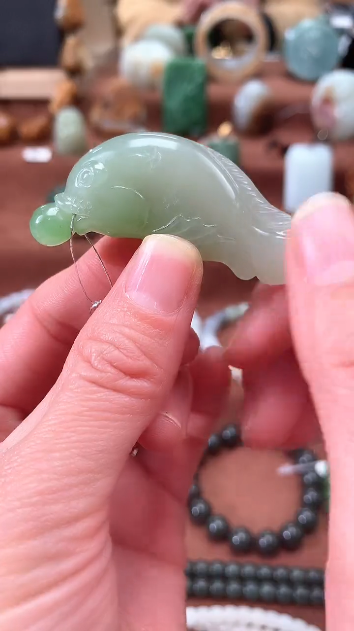 【闪购商品】和田玉吊坠(赠链)未镶嵌海豚