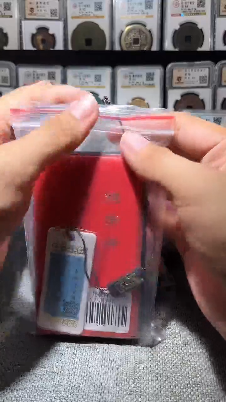 铜A582闻德清代乾隆通宝黑漆古册24+