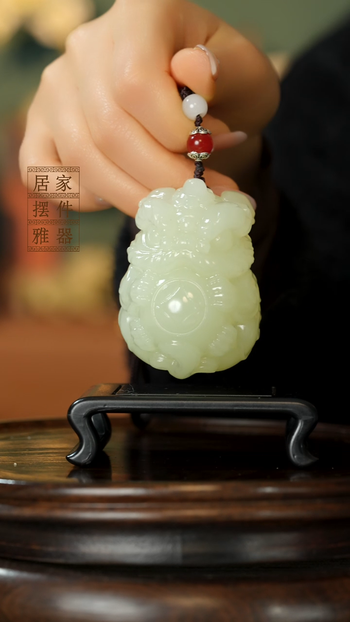 玉《醒狮抱球》摆件