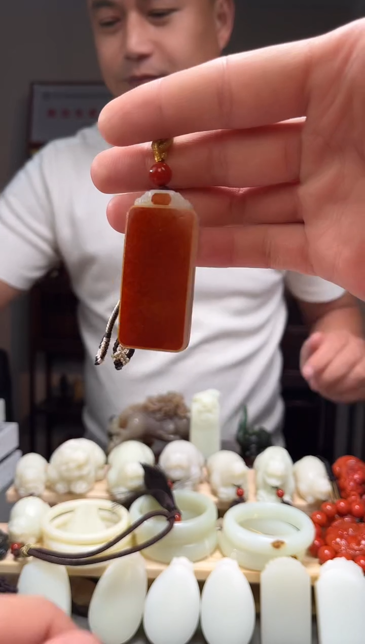 颈饰未镶嵌和田玉吊坠