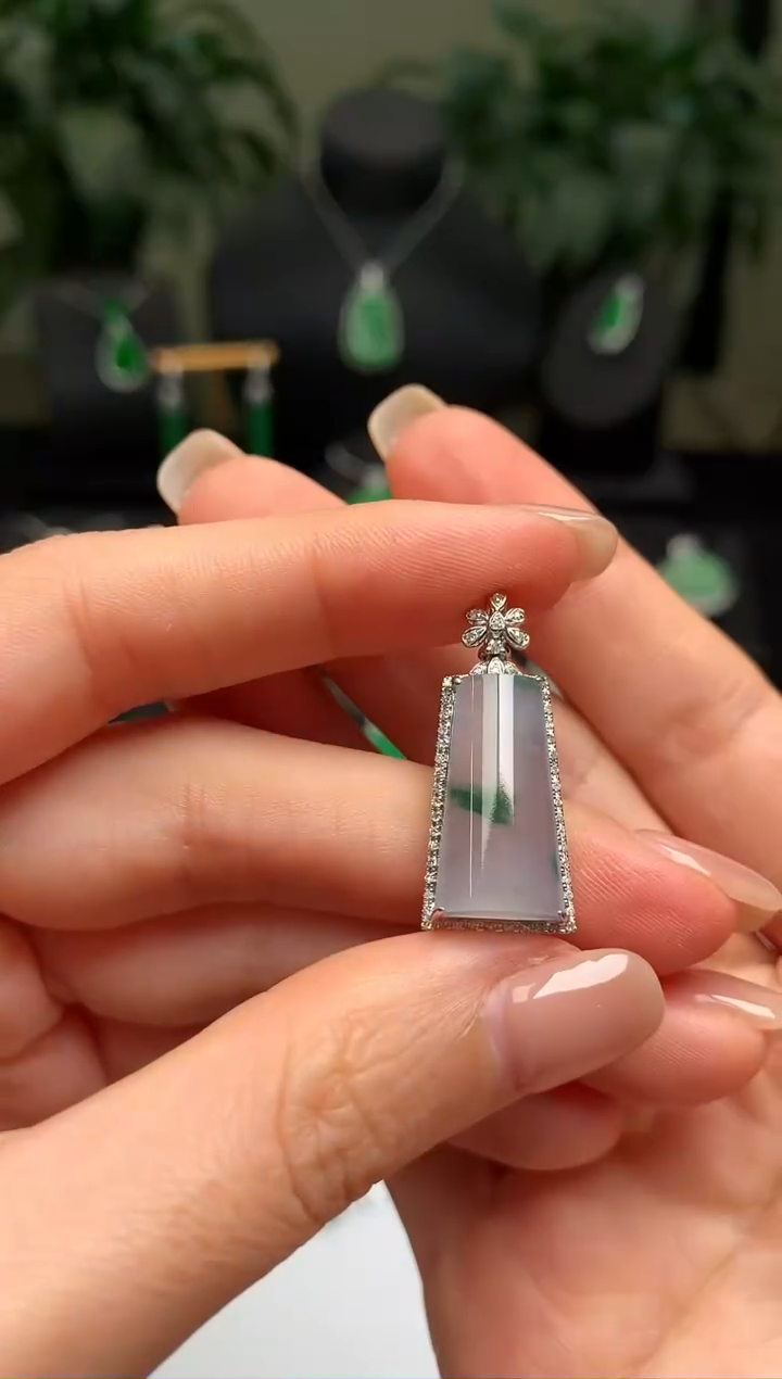 颈饰18K金镶嵌翡翠无事柱