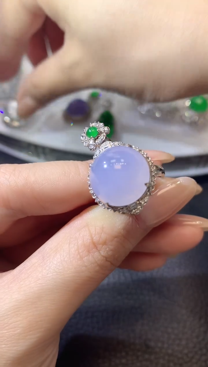 翡翠戒指18K金镶嵌A49翡翠紫货有一定色差 
