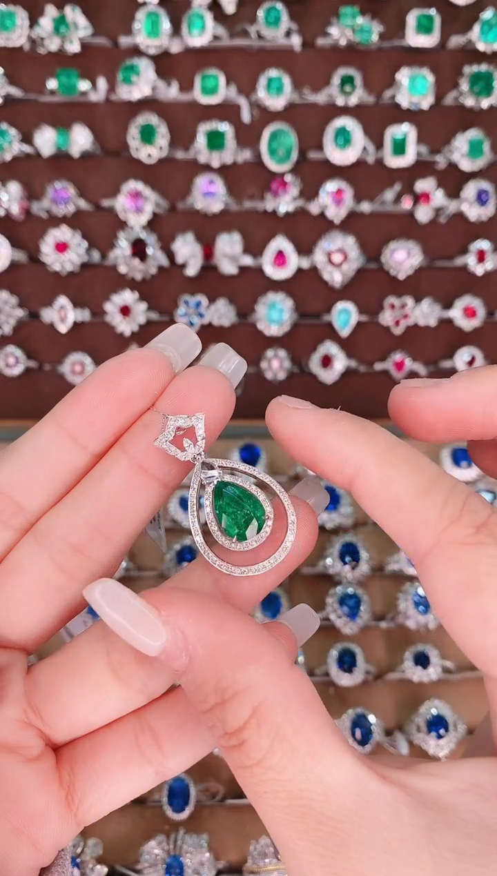 【闪购商品】祖母绿18K金吊坠18K金镶嵌.克拉