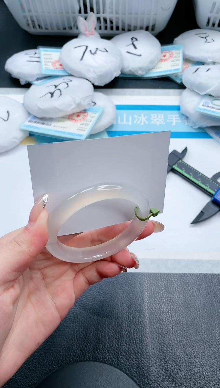 【闪购商品】石英质玉手镯未镶嵌14V145-55