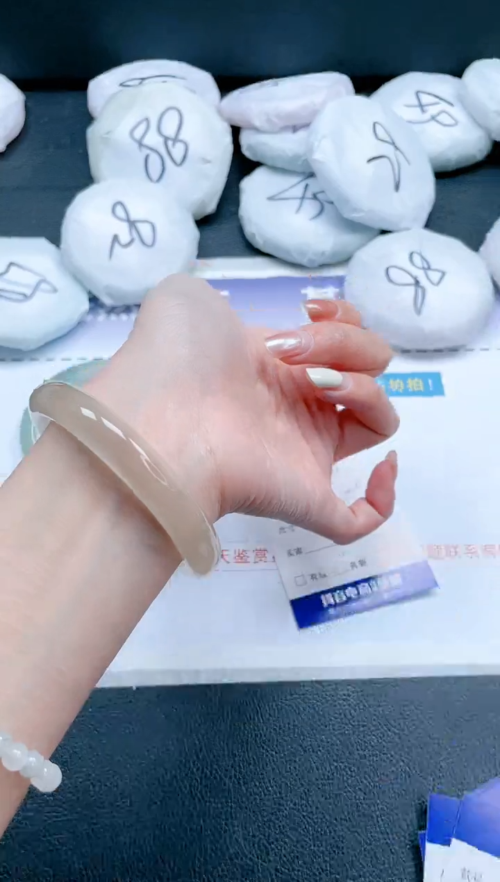 【闪购商品】石英质玉手镯未镶嵌 香槟金手镯-60