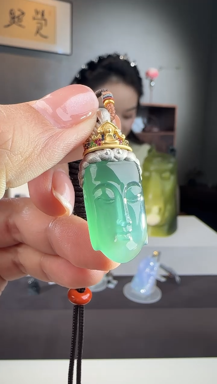 颈饰18K金镶嵌翡翠自在佛造像