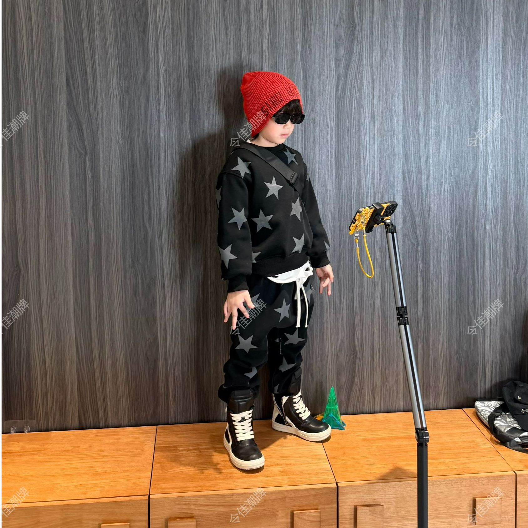 令佳潮牌冬款儿童中性时尚星星印花黑色圆领卫衣加绒套装3322