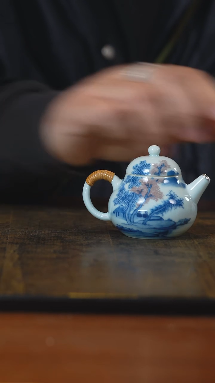 弥云斋康熙山水釉里红云壶