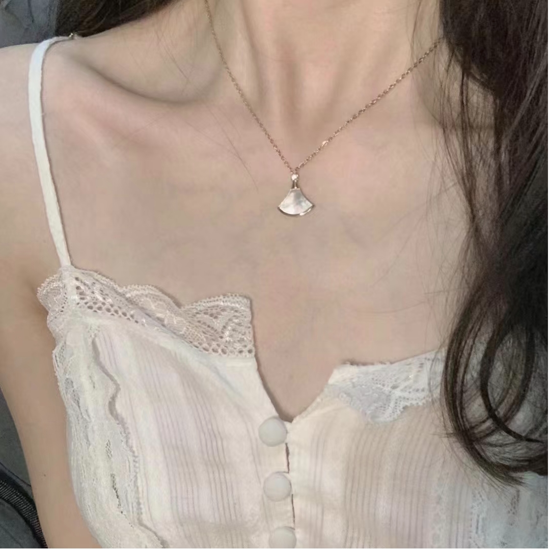 99新 BVLGARI/宝格丽 小花佳珊26845 白贝母单钻 18K金小扇子项链