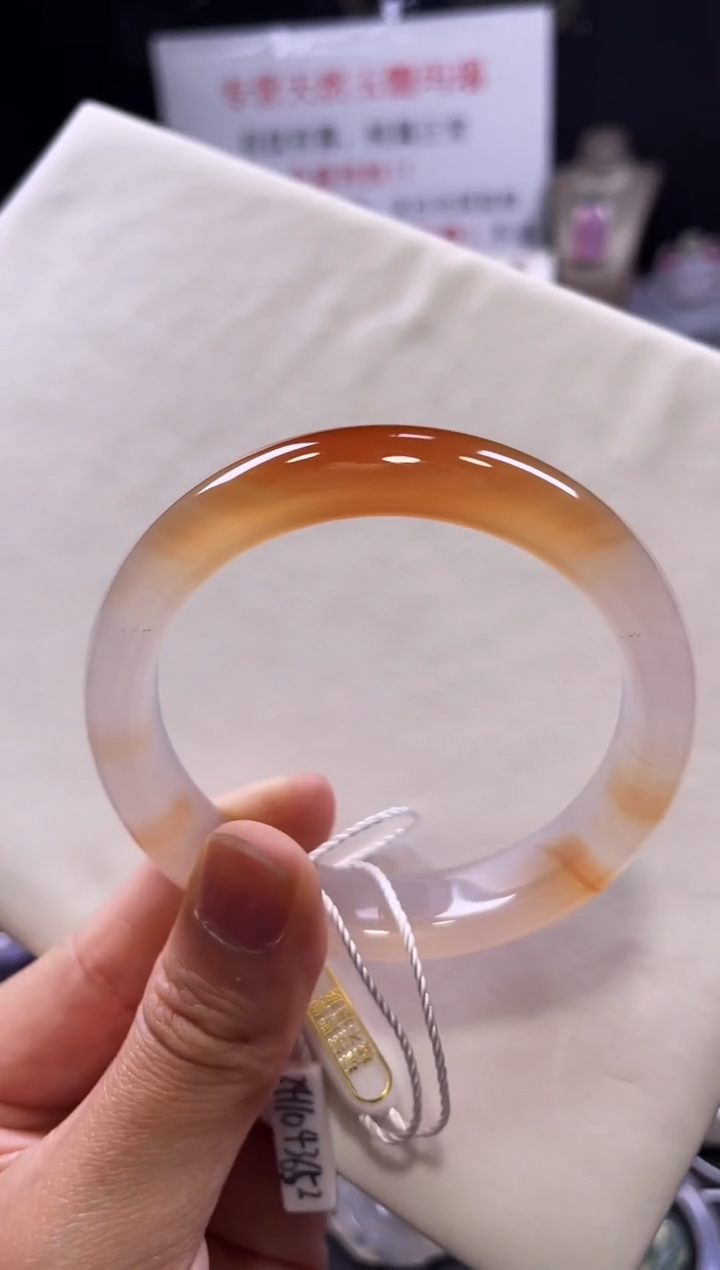 【闪购商品】玛瑙/玉髓手镯未镶嵌不同光线不同角度颜色不同