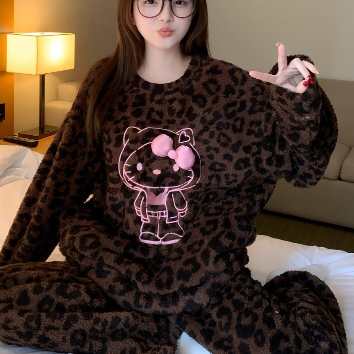 卡通豹纹凯蒂猫睡衣女秋冬季加厚2025新款法兰绒冬天可外穿家居服