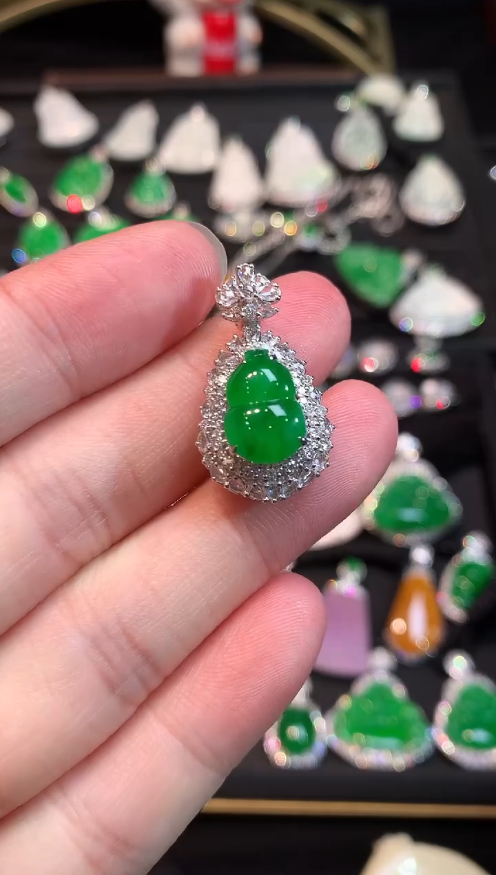 吊坠(赠链)18K金镶嵌翡翠高冰正阳满绿小葫芦吊坠