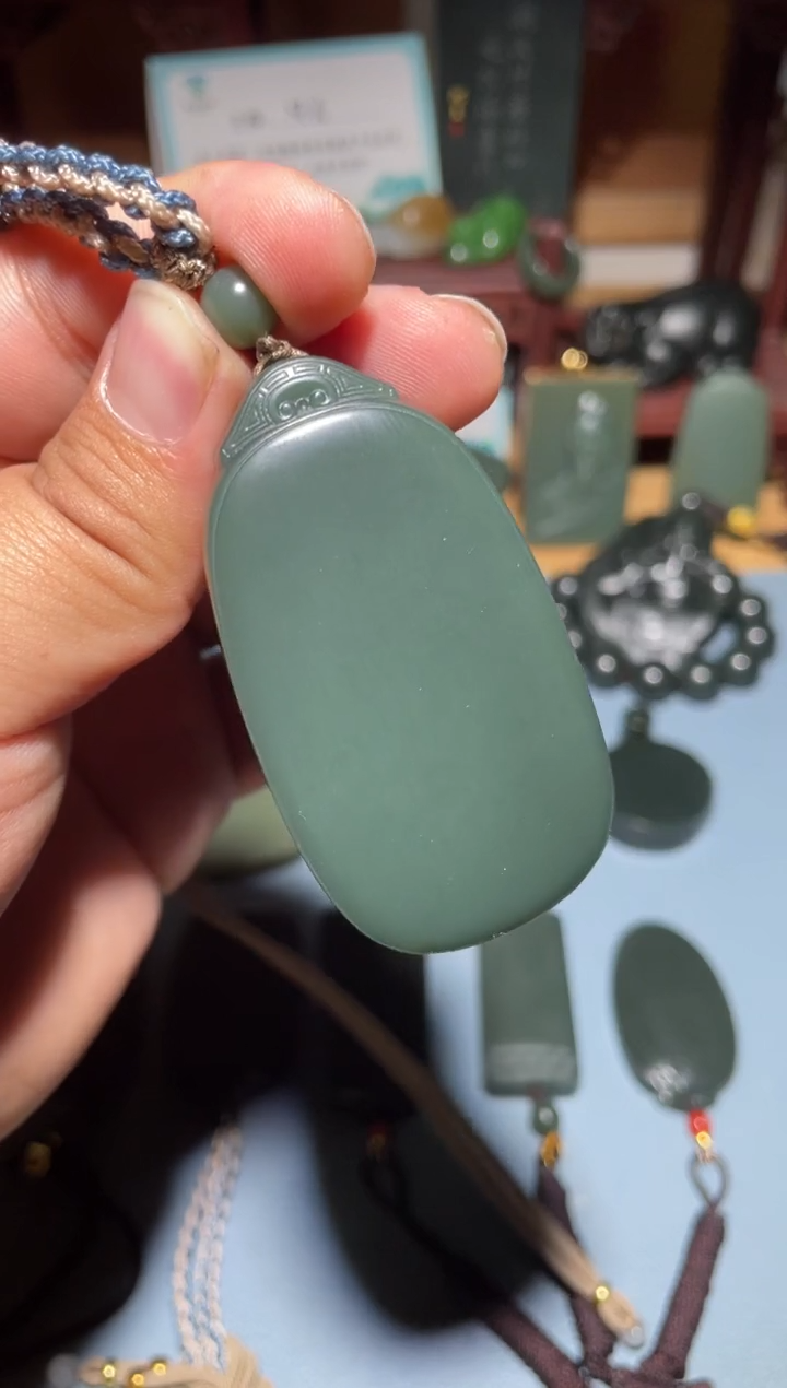 颈饰未镶嵌和田玉（青玉）1