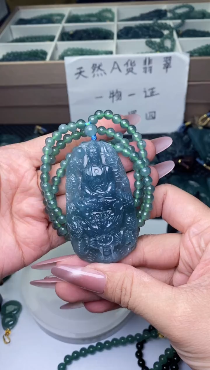 翡翠未镶嵌颈饰          