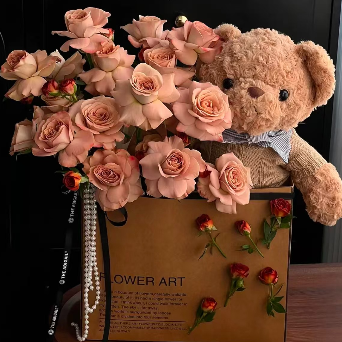 卡布奇诺碎冰蓝玫瑰花束混搭手提礼袋送花鲜花订购同城全国配送店