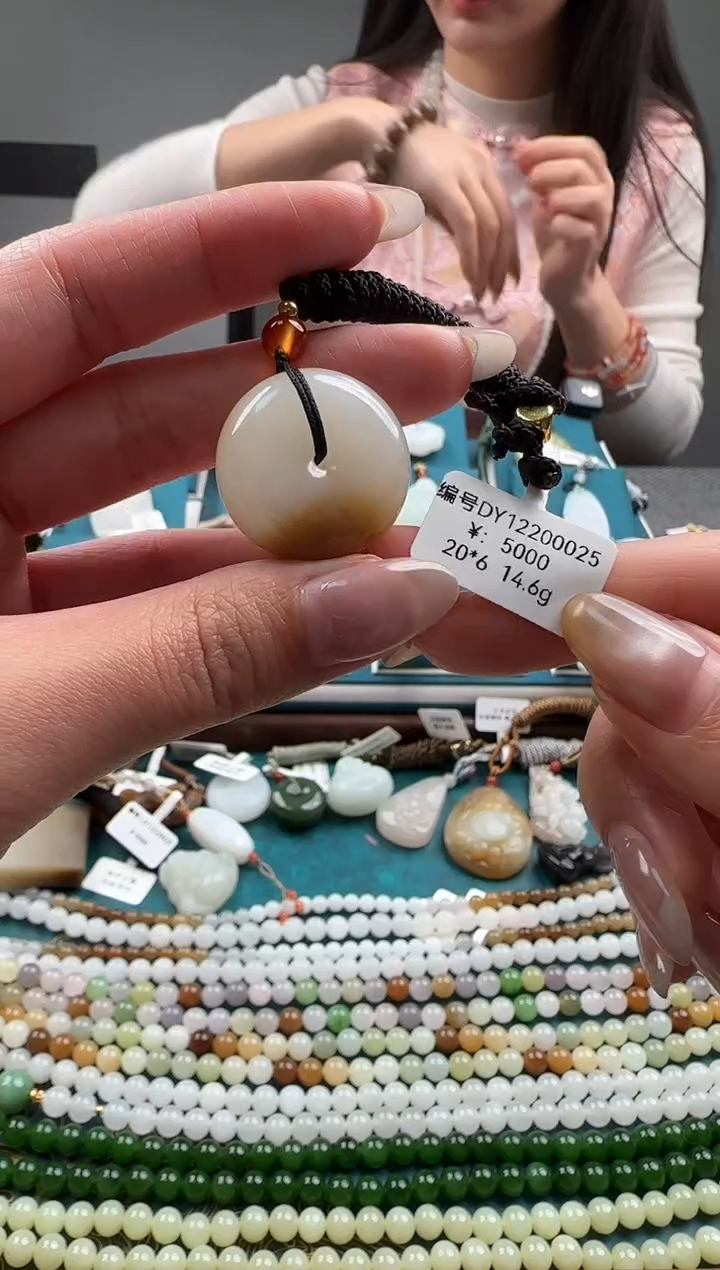 颈饰未镶嵌和田玉吊坠 DY