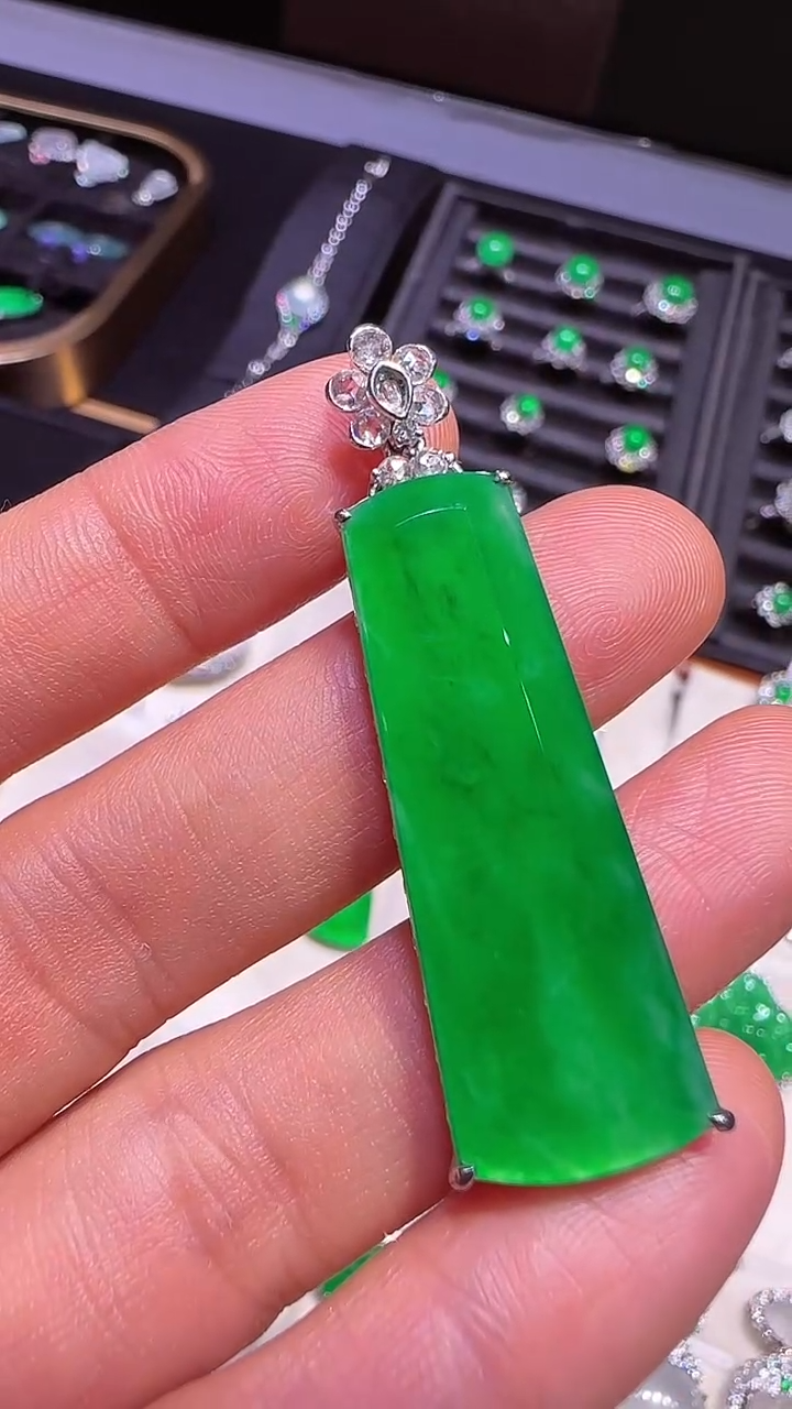 【闪购商品】翡翠颈饰18K金镶嵌吊坠