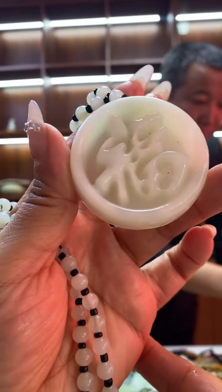 未镶嵌蛇纹石玉吊坠    