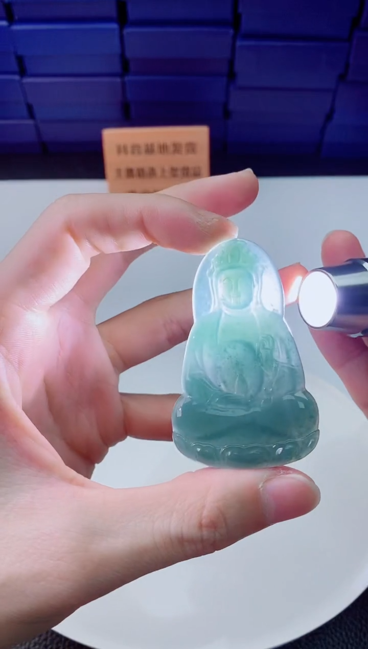 翡翠未镶嵌颈饰         