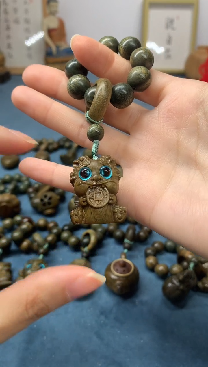 【闪购商品】维腊木（绿檀）把件吞金兽 盘玩件