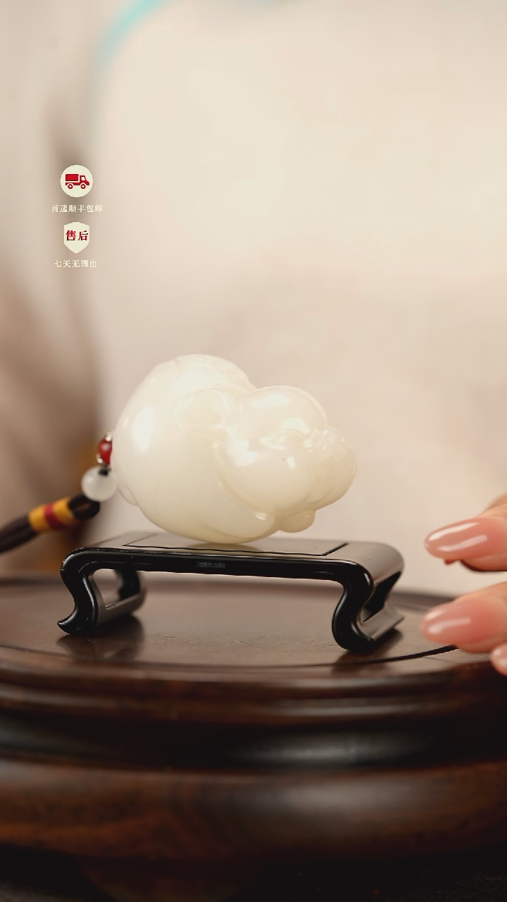 云南石荔枝白雕刻：纳福飞猪手把件