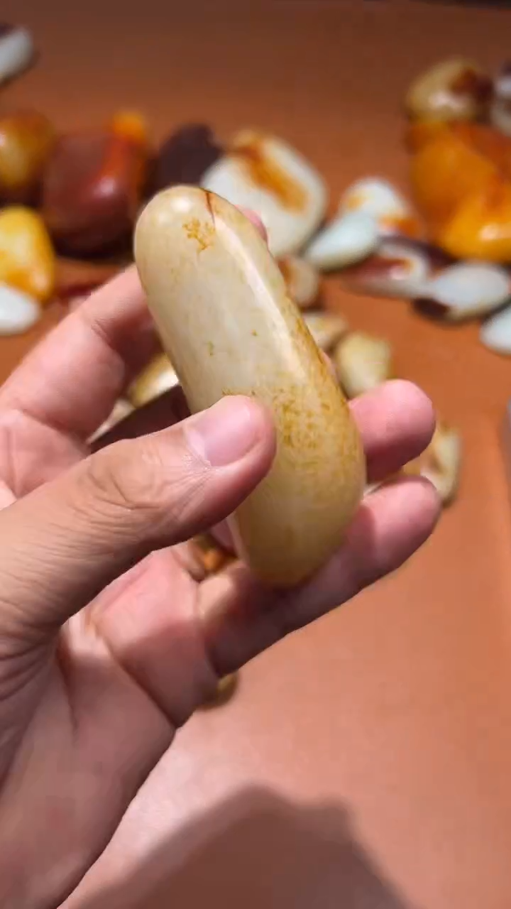 未镶嵌和田玉把件乡**。和田玉