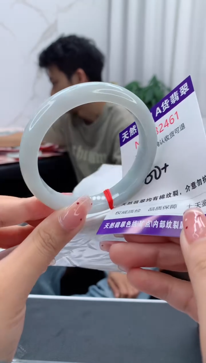 未镶嵌手镯翡翠有纹，完美者勿拍