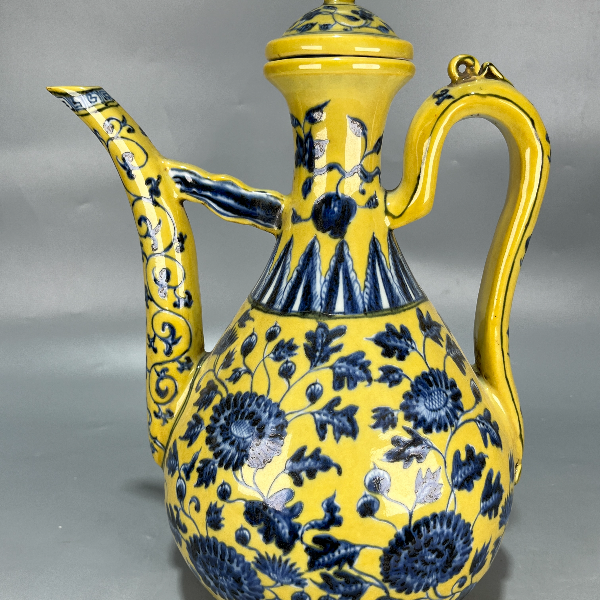 仿古黄底青花果枝纹执壶
