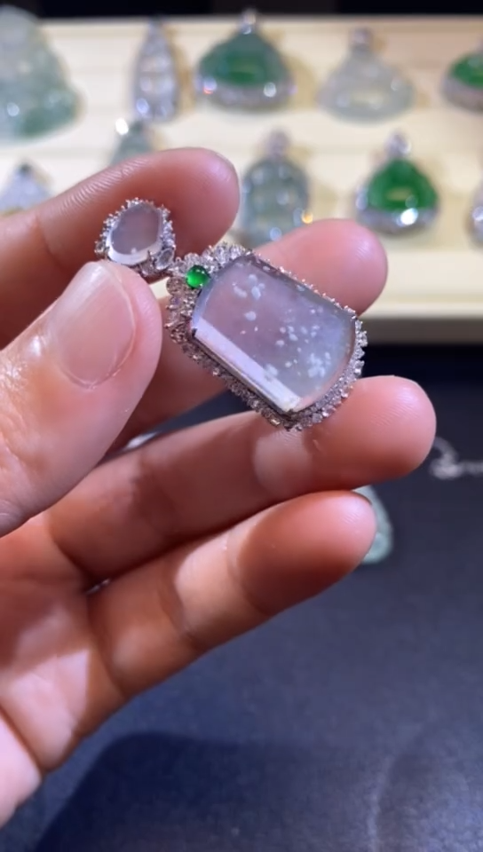 【闪购商品】翡翠吊坠(赠链)18K金镶嵌缅甸天然A货翡翠